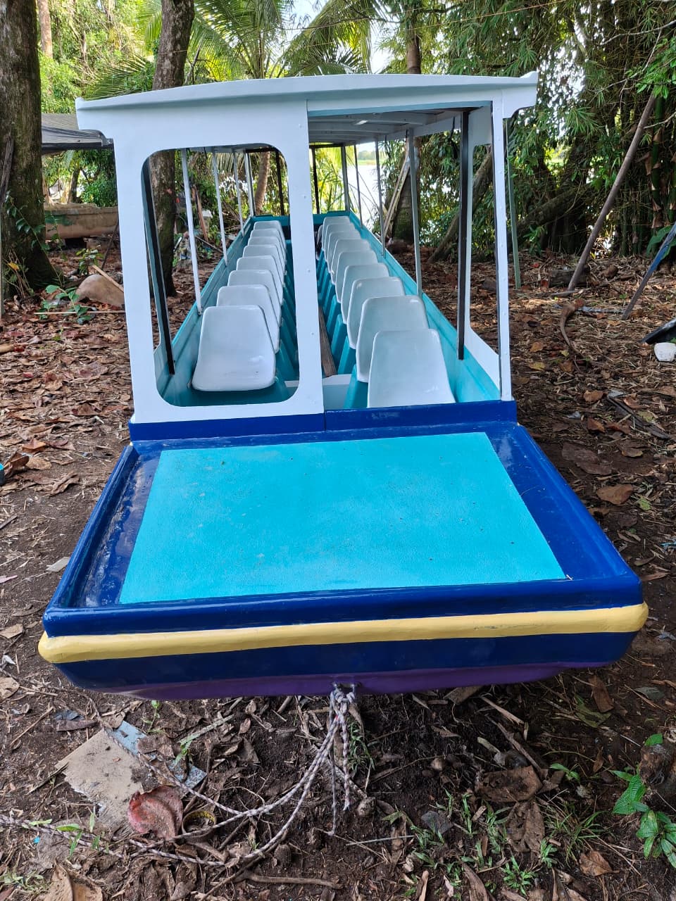 Interior de bote turístico