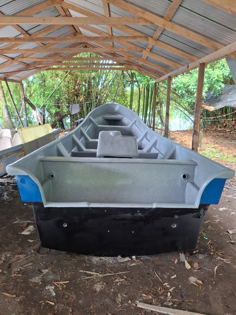 Bote terminado en el taller
