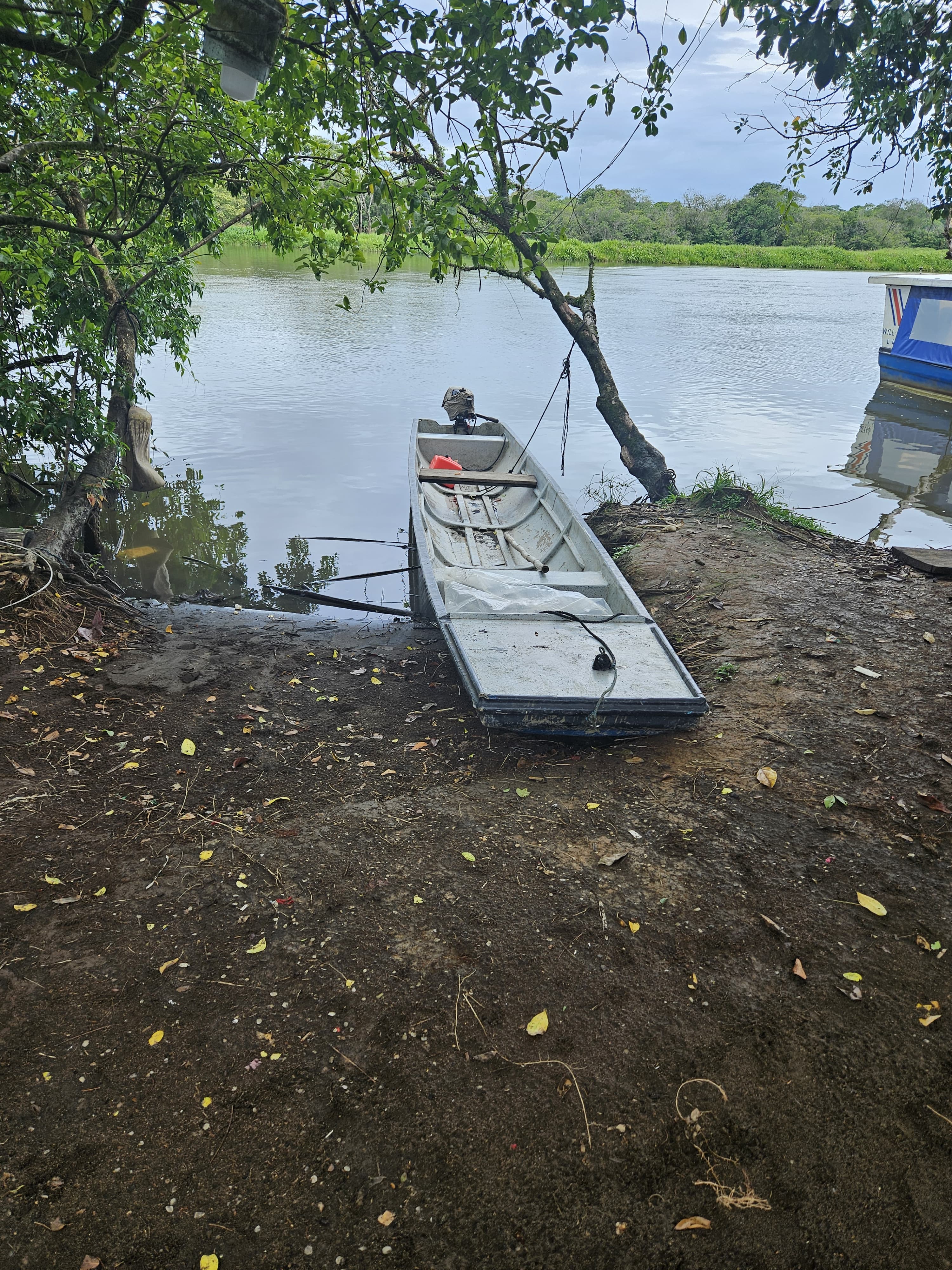 Lancha en el río